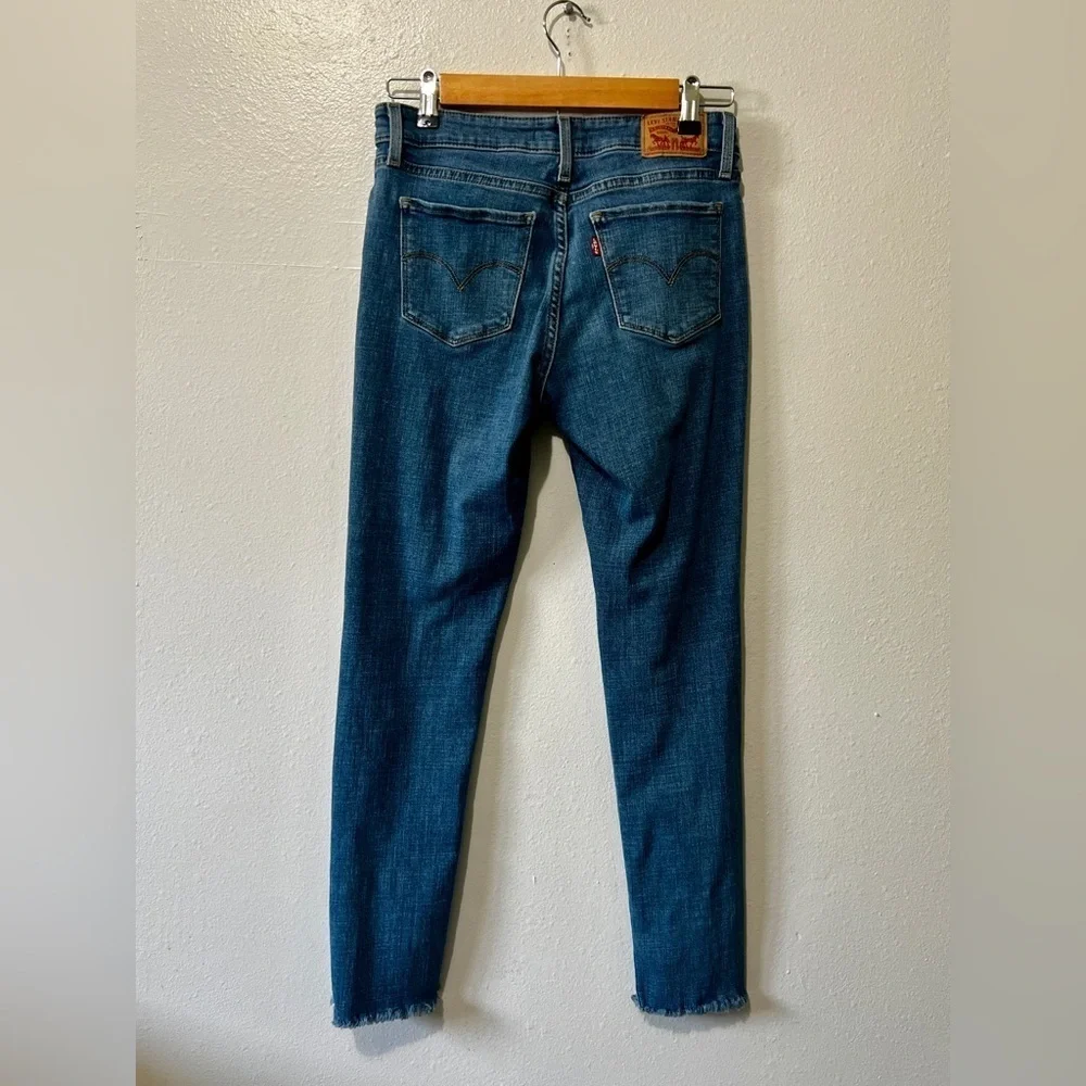 Levi's Light Wash 711 Distressed Skinny Jean - Size 27